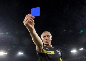 IFAB อาจล้มแผนเพิ่มใบน้ำเงินหลังโดนเสียงต้าน