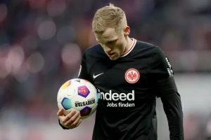 แฟร้งค์เฟิร์ตไม่ปลื้มฟอร์ม VDB เตรียมคืนผีหลังจบซีซั่น