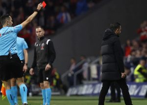 ใบแดงเป็นเหตุ! ‘ชาบี้’ ส่อพลาดคุมเกมกลาซิโก้