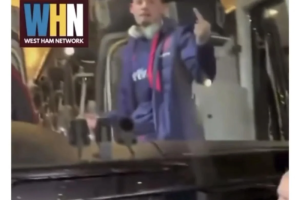 ‘ฟิลลิปส์’ ให้นิ้วกลาง ‘แฟนค้อน’ ตามด่าไร้ประโยชน์