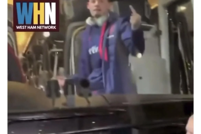 ‘ฟิลลิปส์’ ให้นิ้วกลาง ‘แฟนค้อน’ ตามด่าไร้ประโยชน์