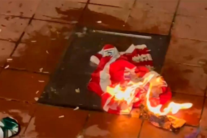 แค้นจริง! แฟนหมีเผาเสื้อ-รุมถุยใส่ป้ายชื่อ ‘เฟลิกซ์’