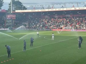 แทคติก! แฟนผีโอดสนามบอร์นมัธอย่างกับสระว่ายน้ำ