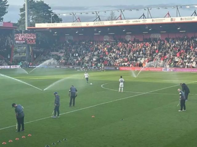 แทคติก! แฟนผีโอดสนามบอร์นมัธอย่างกับสระว่ายน้ำ