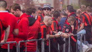 รอฉลองแชมป์! แฟนห้างยานับหมื่นแห่ต้อนรับทีม