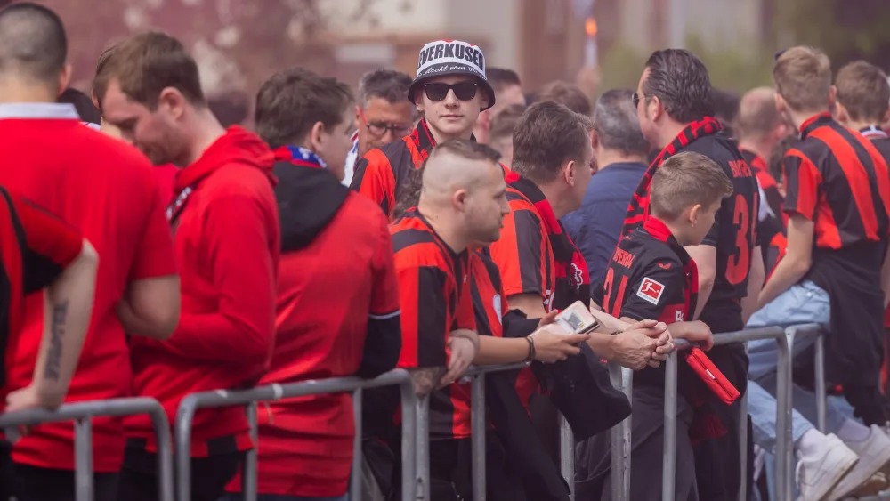 รอฉลองแชมป์! แฟนห้างยานับหมื่นแห่ต้อนรับทีม