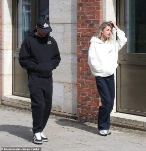 ฮั่นแน่! ‘เมาท์’ ควงสาวขึ้นรถดันเจอใบสั่ง