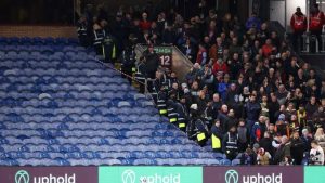 เบิร์นลี่ย์อพยพแฟนเหตุเหล็กฝ้าหลังคาเสี่ยงหลุดร่วง