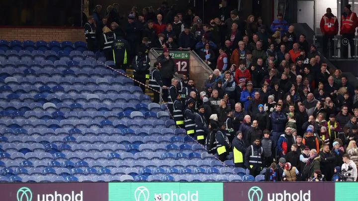 เบิร์นลี่ย์อพยพแฟนเหตุเหล็กฝ้าหลังคาเสี่ยงหลุดร่วง