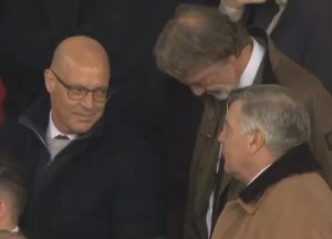 คุยไรกันน้อ? ‘บิ๊กแซม’ นั่งข้าง เซอร์ จิม ร่วมชมเกมแดงเดือด