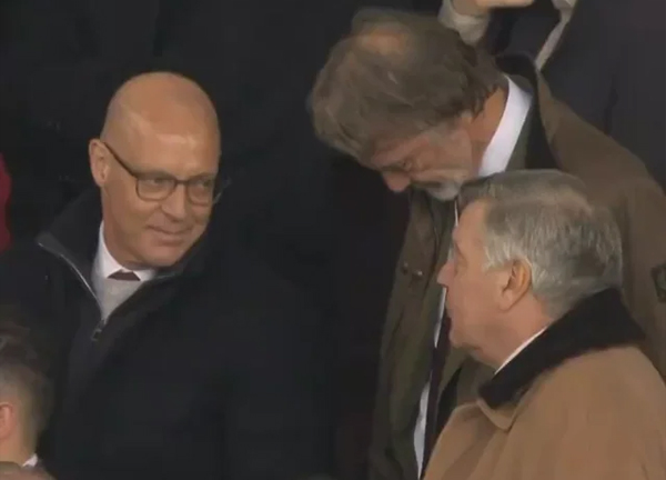 คุยไรกันน้อ? ‘บิ๊กแซม’ นั่งข้าง เซอร์ จิม ร่วมชมเกมแดงเดือด