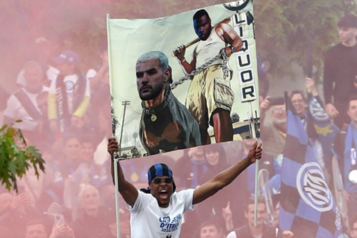 ‘ดุมฟรีส์’ ฉลองแชมป์ชูป้ายจูงปลอกคอ ‘เตโอ’