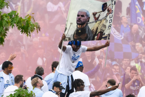 ส่อโดนปรับ! ‘ดุมฟรีส์’ รับคิดผิดชูป้ายจูง ‘เตโอ’