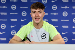 ไบรจ์ตันต่อสัญญา ‘ฮินเชลวู้ด’ ถึง 2028