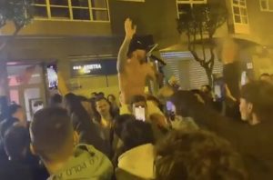 คุ้มอยู่! ส่อปรับ 4 แข้งบิลเบาฉลองแชมป์บนถนนไม่แจ้งล่วงหน้า