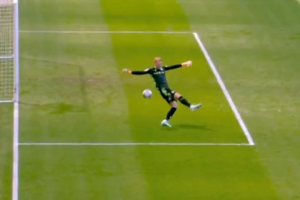 แหม่ทำไปได้…นายด่านกุหลาบ OG สุดเหวอในเกมสำคัญ