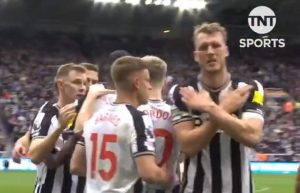 ได้ใจ! ‘เบิร์น’ ใช้ภาษามือบอกรักแฟนบอล