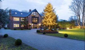 ‘ฟีโน่’ ปักป้ายขายบ้านหรูที่ลิเวอร์พูล 4.5 ลป.