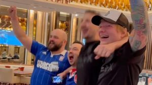 ‘เอ็ด เชียร์แรน’ เตรียมกลับอังกฤษร่วมฉลองม้าขาวเลื่อนชั้น