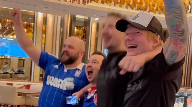 ‘เอ็ด เชียร์แรน’ เตรียมกลับอังกฤษร่วมฉลองม้าขาวเลื่อนชั้น