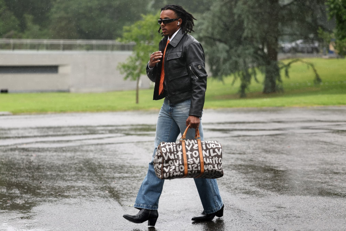 แต่งตัวเป็น! ‘คุนเด้’ ใส่ส้นสูงเข้าแคมป์ตราไก่