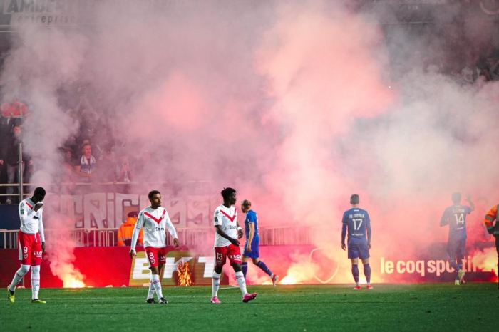 แฟนทรัวส์ปาพลุประท้วง ‘ซิตี้ กรุ๊ป’ จนเกมยกเลิก