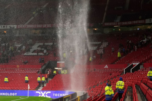 ยังไม่ซ่อม! ‘โอลด์ แทรฟฟอร์ด’ หลังคารั่วหลังแพ้ปืน