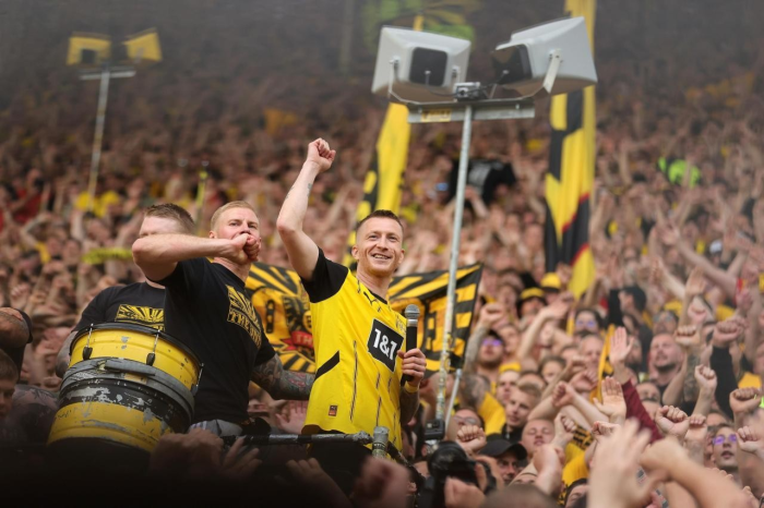 ตำนานจริง! ‘รอยส์’ เลี้ยงเบียร์ลาแฟนทั้งสนาม