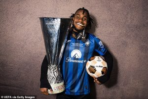 ฟอร์มเข้าตา! หงส์สนจีบ ‘ลุคแมน’ ติดปีก