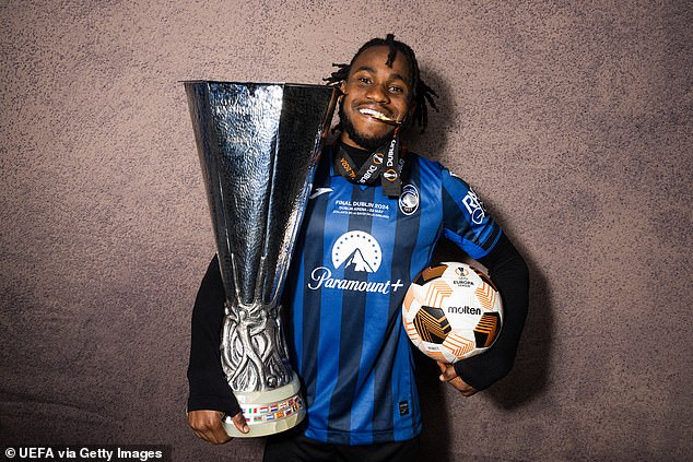 ฟอร์มเข้าตา! หงส์สนจีบ ‘ลุคแมน’ ติดปีก