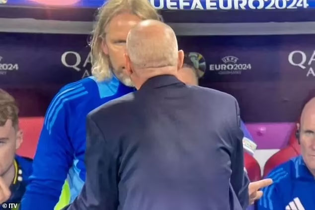 ‘คล้าร์ก’ ยันไร้ปัญหาผู้ช่วย-อัดนักข่าวถามเรื่องซีเรียสหน่อย