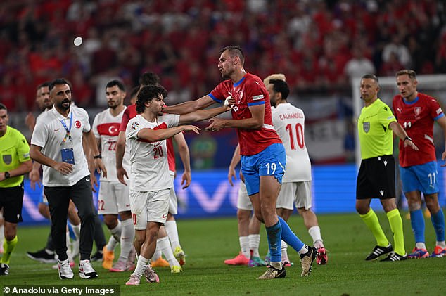 1 แดง 2 เหลือง! แข้งเช็คงัดไก่งวงท้ายเกม