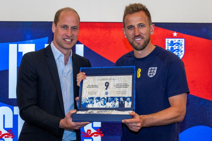 ‘เจ้าชายวิลเลี่ยม’ เยี่ยมแข้งสิงโตก่อนไปยูโร