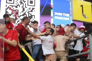 ฝนก็เทคนก็เดือด! แฟนตุรกี,จอร์เจียปะทะกันในสนามก่อนคิกออฟ