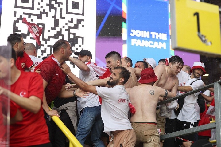 ฝนก็เทคนก็เดือด! แฟนตุรกี,จอร์เจียปะทะกันในสนามก่อนคิกออฟ