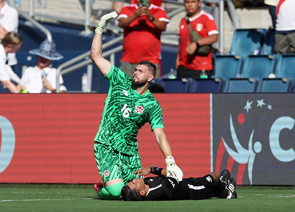 แดดแรง! ไลน์แมนวูบคาสนามเกม ‘เปรู-แคนาดา’