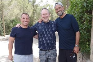 โค้ชเก่ารวมตัว! ‘ตาหวาน’ พักร้อนถ่ายรูปข้าง JK