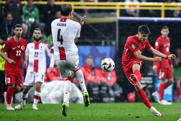 ‘กูเลร์’ ทำลายสถิติโด้ เด็กสุดยิงนัดแรกยูโร