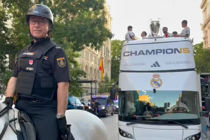 ‘พ่อคาร์บาฆาล’ นำขบวน ‘ราชัน’ ขึ้นรถแห่ UCL