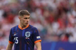 เผย ‘ฟาน เดอ เฟน’ ฉุน ‘เบิร์กไวน์’ เข้าบอลหนักระหว่างซ้อม