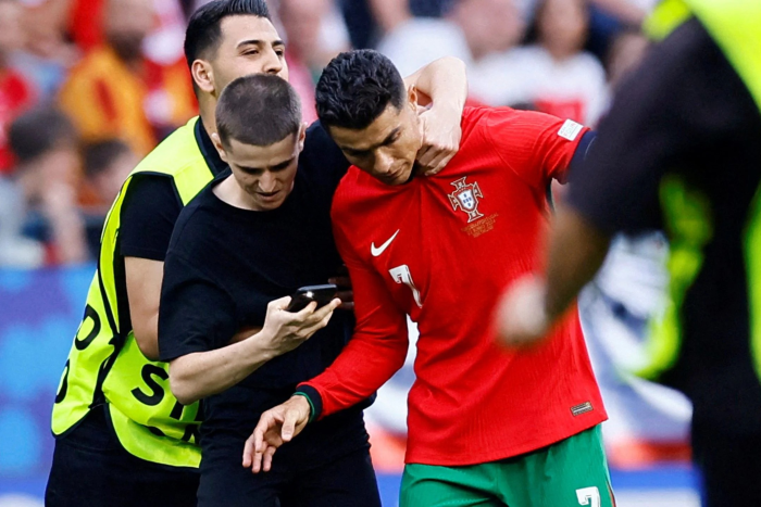 ตั้ง6คน! ยูฟ่าสั่งสอบแฟนบุกสนามเซลฟี่ ‘โด้’