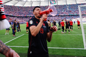 ‘หอกแอลเบเนีย’ โดนแบน 2 นัดร้องเพลงด่าเซอร์เบีย