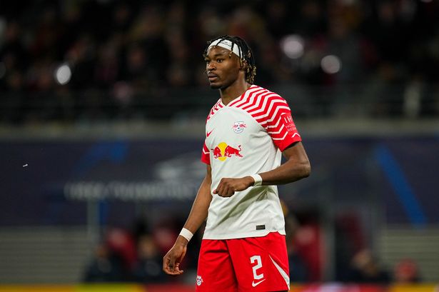 หงส์ควงหมีจับตา ‘ซิมาก็อง’