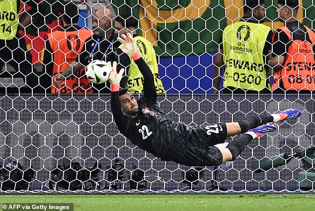 ‘คอสต้า’ รับคืนแห่งชีวิตโชว์เซฟ 3 โทษ