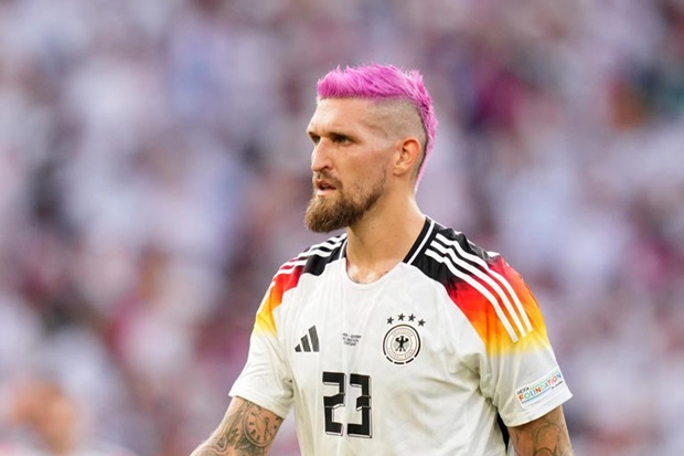 คู่แข่งสับสน! เลห์มันร้องยูฟ่าแบน ‘หัวชมพู’