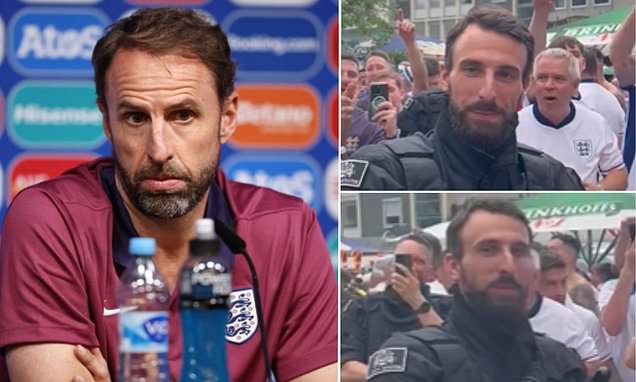 แฟนผู้ดีล้อมวงเชียร์ตำรวจหน้าคล้าย ‘เซาท์เกต’