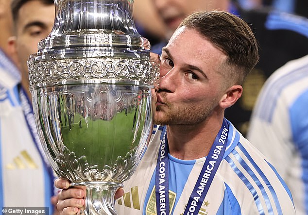 อยู่หงส์ชัวร์! ‘พ่อแม็คก้า’ ปัดถกสวมชุดขาว