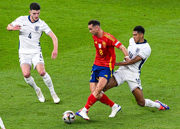 ไม่ใช่โรดรี้! คาร์ร่าชี้ ‘รุยซ์’ ควรได้แข้งยอดเยี่ยมยูโร