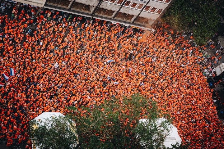 เยอรมนีแค่ปากซอย! แฟนดัตช์นับแสนบุกเชียร์ ‘กังหัน’ บู๊สิงโต