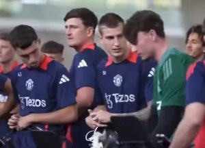 ผู้นำ! แฟนผีชม ‘แม็กไกวร์’ ทักทายดาวรุ่งทุกคนขณะซ้อม